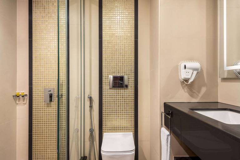 Bathroom 5, Ramada by Wyndham Makkah Zad Al Tayseer, Makkah