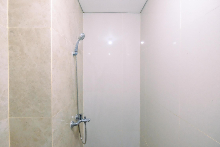 Bathroom 5, Minimalistic Look Studio Transpark Cibubur Apartment By Travelio, Depok
