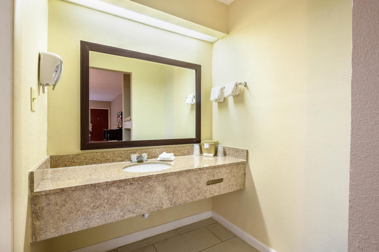 Bathroom 4, Red Roof Inn Sylacauga, Talladega