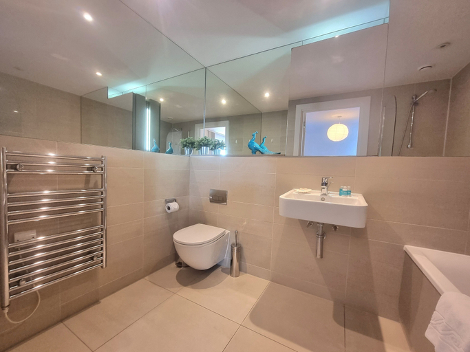 Bathroom 4, 2-bed 2-bath Greenwich Apartment with balcony & lift, London
