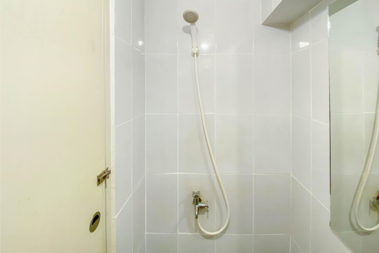 Bathroom 5, Nice Studio Tokyo Riverside PIK 2 Apartment By Travelio, Tangerang