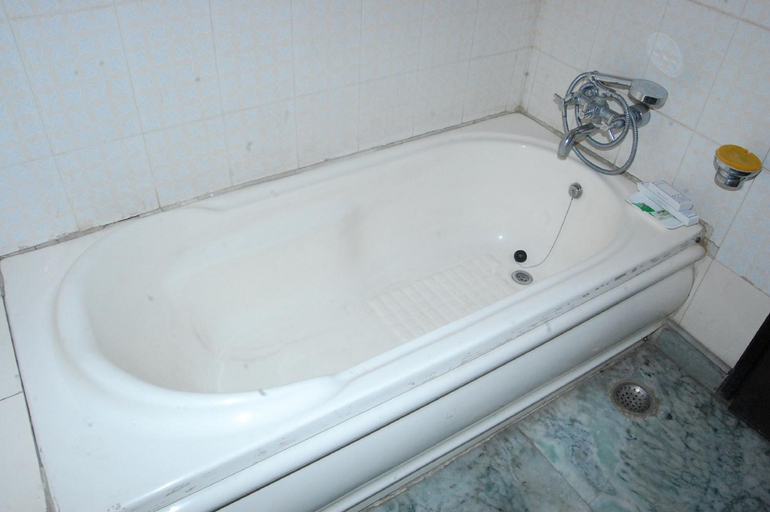 Bathroom 3, Airport Hotel The R Blues, Delhi