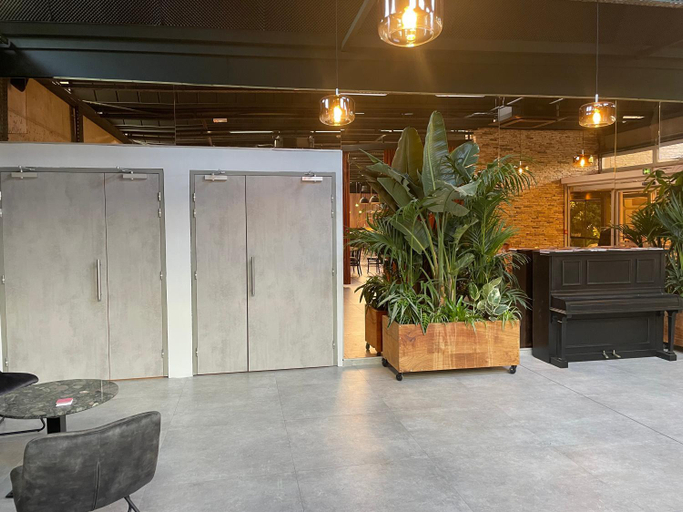 Public Area 2, Nimotel, Gard