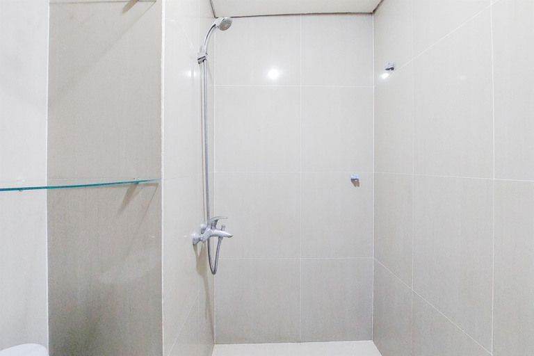 Bathroom 3, Cozy and Minimalist Studio Paramount Skyline Apartment By Travelio, Tangerang