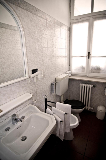 Bathroom 5, Hotel Regina, Torino