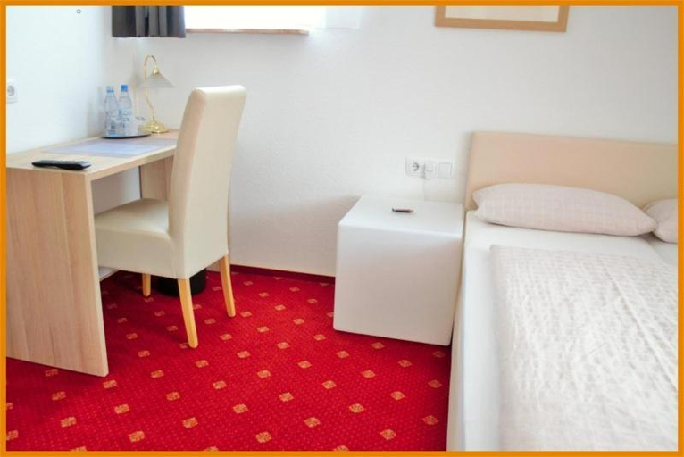 Bedroom, Hotel-garni 'Zum Weinkrug', Würzburg