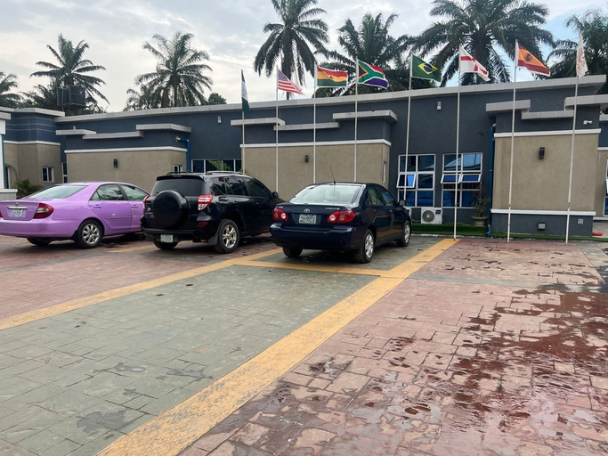 Public Area, Triinity Bay, Itu