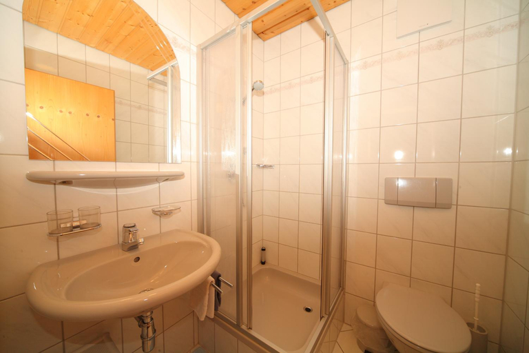 Bathroom 2, Golf & Skipension Krug, Liezen
