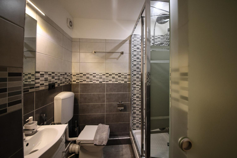 Bathroom 18