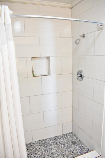 Bathroom 4, Rodeway Inn Swainsboro, Emanuel