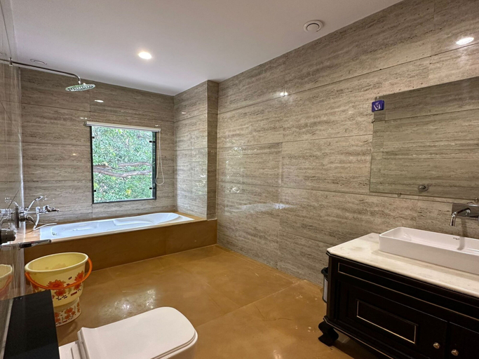 Bathroom 4, BR Resort & Club, Dewas