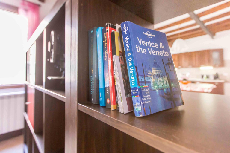 Others 4, CANAL DREAM water view cosy apartment AC WiFi, Venezia