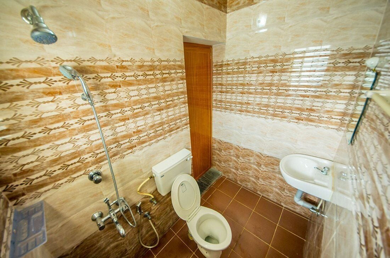 Bathroom 4, The WAVES by the Beach Inn, Ernakulam