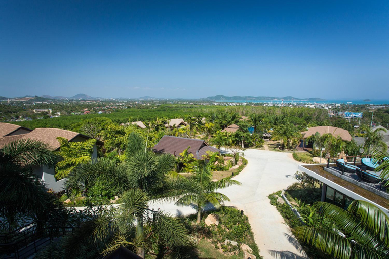 Exterior & Views 16