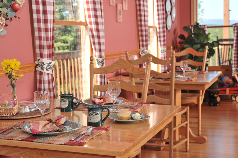 Food & Drinks 5, Berry Springs Lodge, Sevier