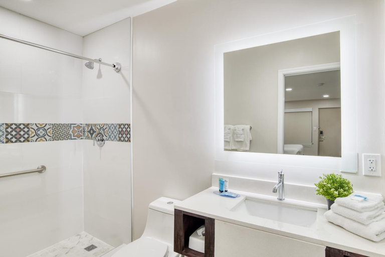 Bathroom 14