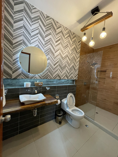 Bathroom 4, Mercedes Lodge, Chanchamayo