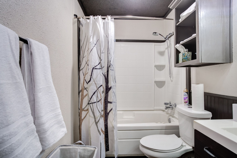 Bathroom 4, La Palma Guesthouse, Lubbock
