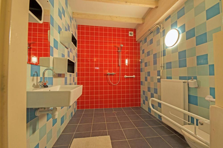 Bathroom 3, Gast op stal nabij Leeuwarden, Leeuwarderadeel
