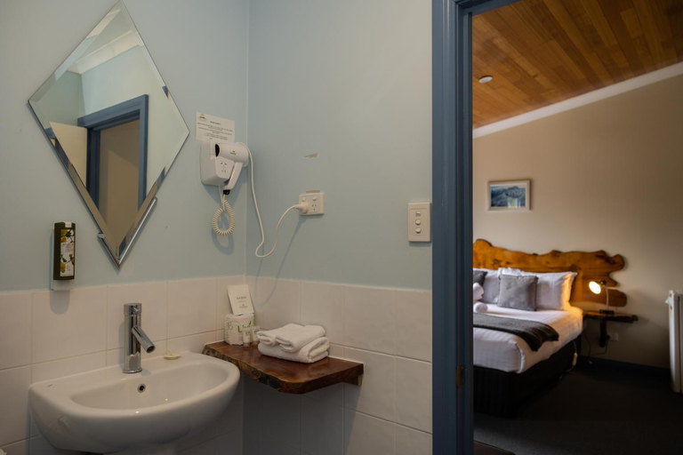 Bathroom 2, Tullah Lakeside Lodge, West Coast