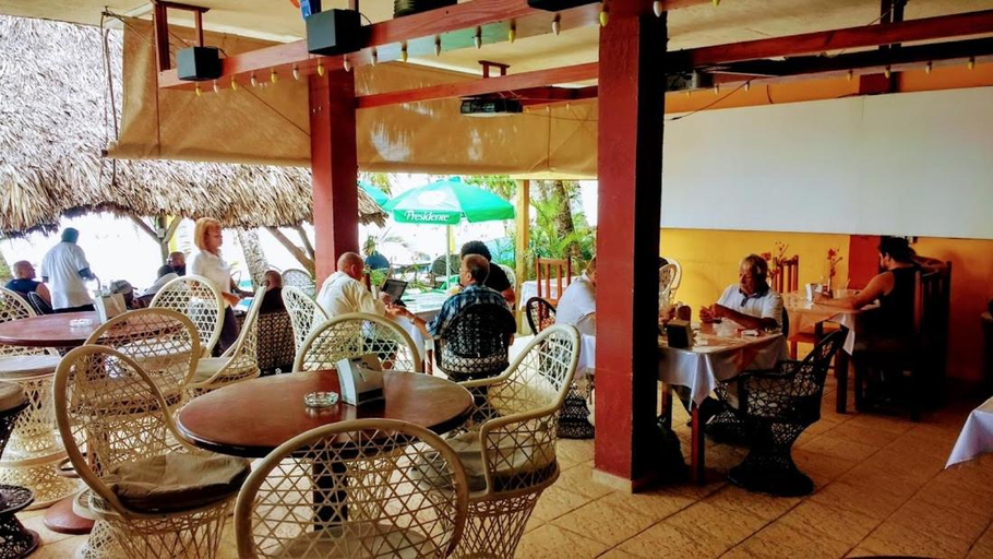 Food & Drinks, The Boat House, Boca Chica