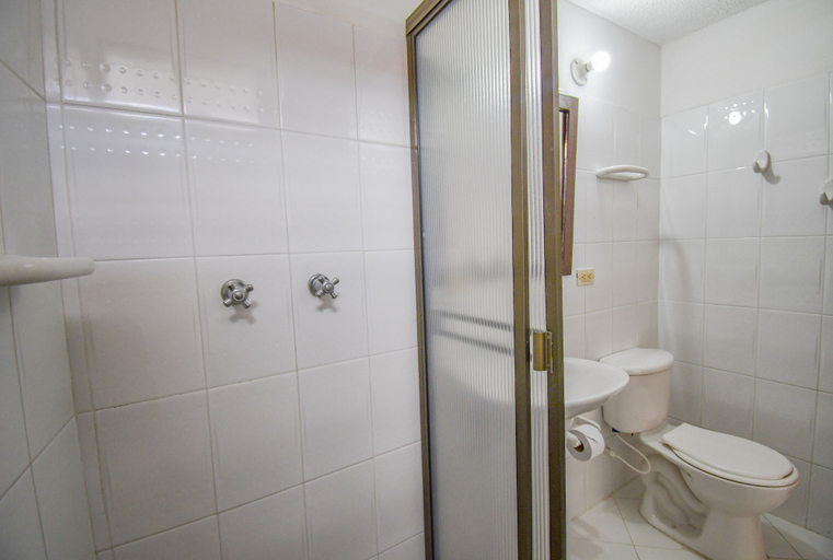 Bathroom 4, Hotel Toledo Plaza, Armenia