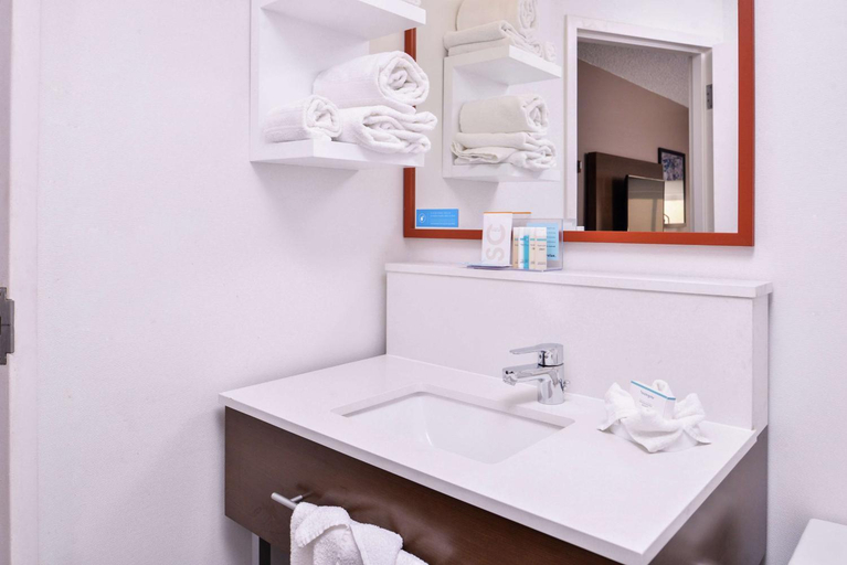 Bathroom 4, Hampton Inn Albuquerque-University/Midtown, Bernalillo