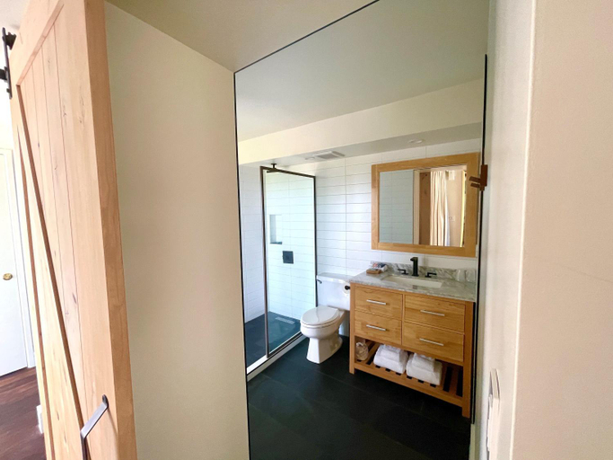 Bathroom 5, Hotel La Croix, Honolulu