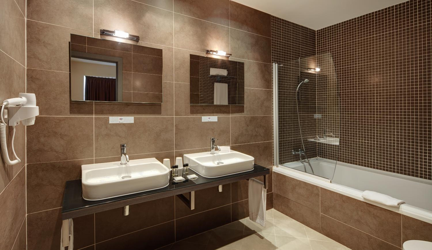 Bathroom 3, Sercotel Plaza Feria, an Ascend Hotel Collection Member, Zaragoza