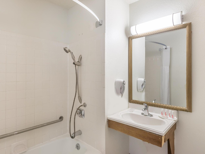 Bathroom 4, Knights inn Hartford, Hartford