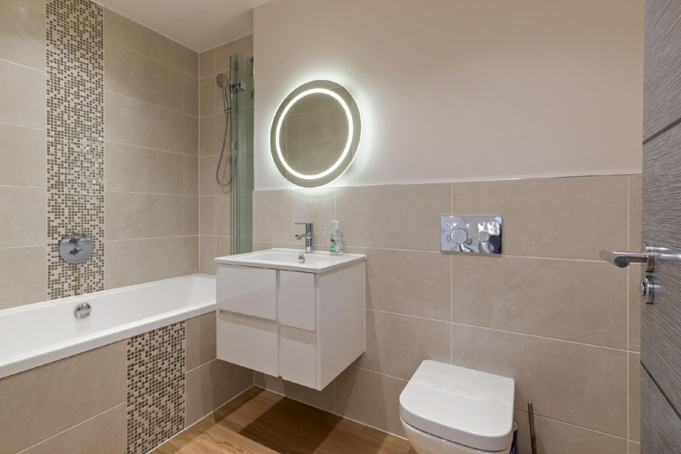 Bathroom, Apartment 10 Waterstone House - Sea Views, Pembrokeshire