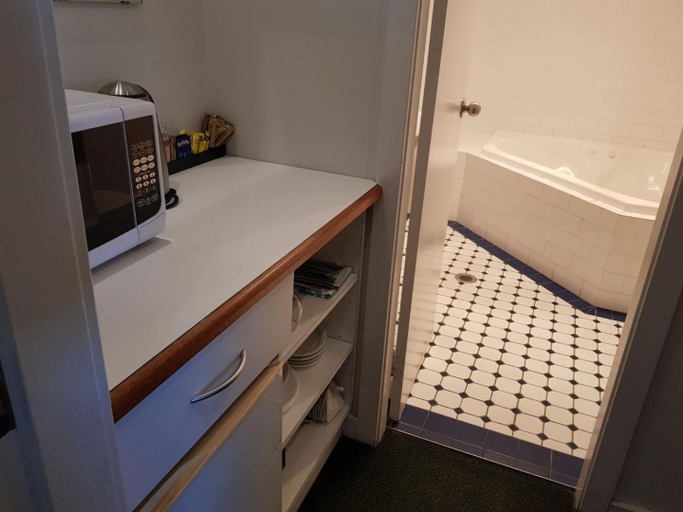 Bathroom 2, Squid's Ink Motel, Lake Macquarie - East