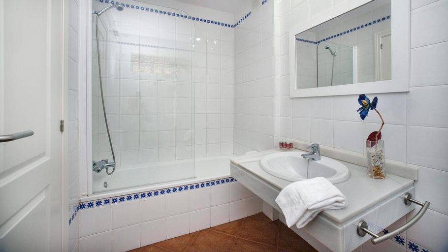 Bathroom 10