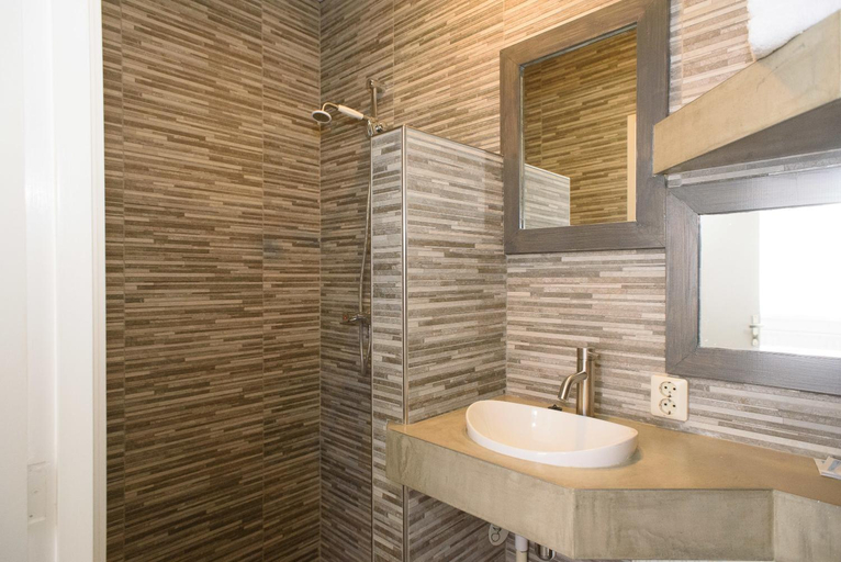 Bathroom 3, Hotel Buren, Terschelling