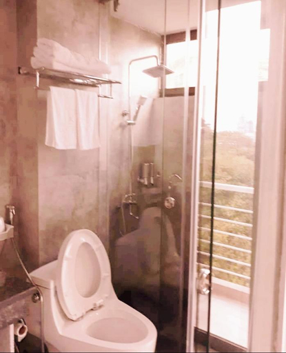 Bathroom 5, Đuc An Hotel, Tam Dao