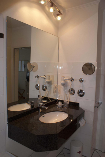 Bathroom 4, Entree Hotel Gross Borstel Garni, Hamburg