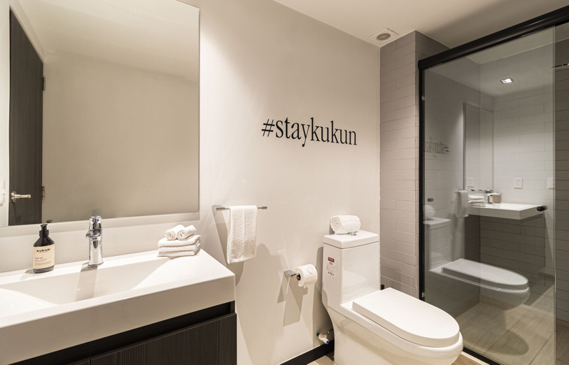 Bathroom 4, Kukun Sócrates Polanco, Mexico City