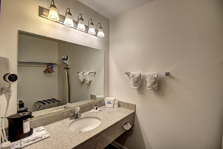 Bathroom 4, Days Inn & Suites by Wyndham Lolo, Missoula