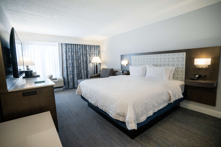 Bedroom 4, Hampton Inn & Suites Fairfield, Essex