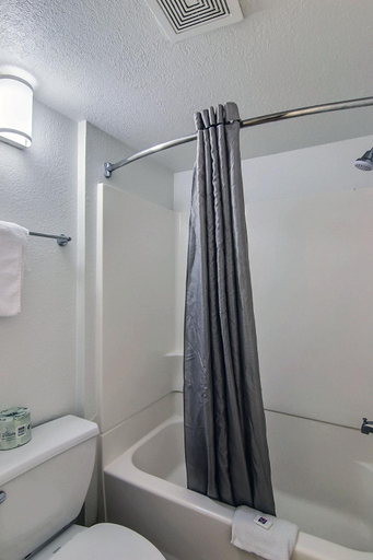 Bathroom 3, Studio 6  Suites Carpinteria, CA–Santa Barbara-South, Santa Barbara