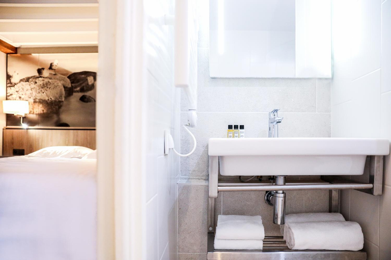 Bathroom 3, Hotel Mouton Blanc, Manche