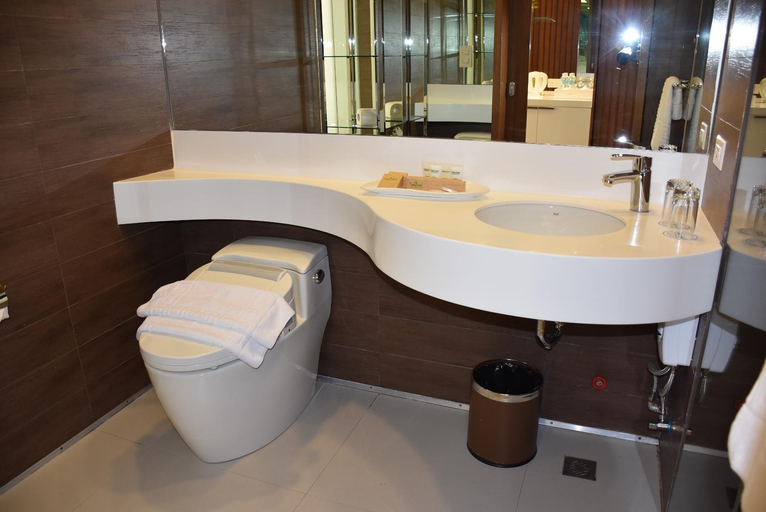 Bathroom 5, Timberland Highlands Resort, San Mateo