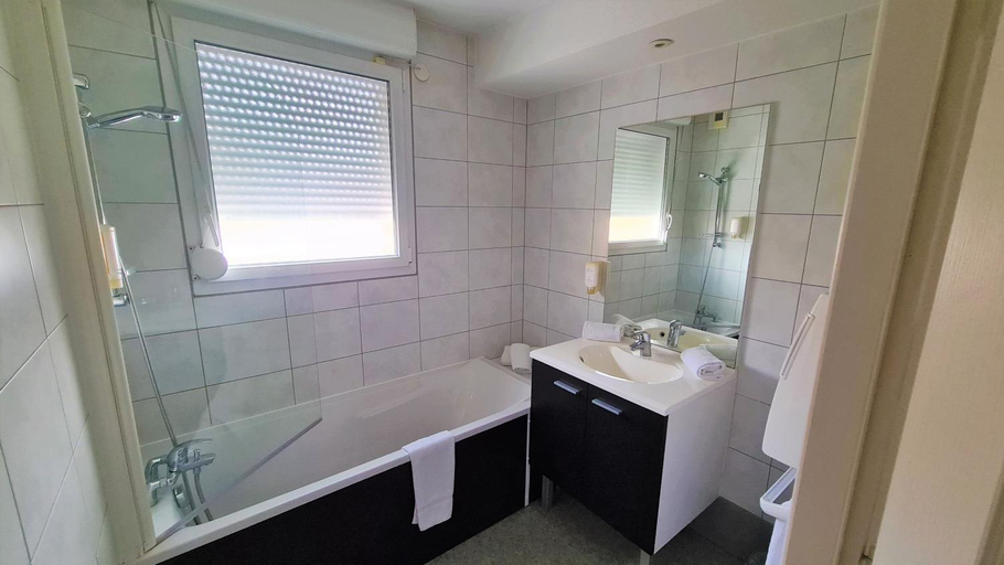 Bathroom 3, Comfort Aparthotel Mutzig Portes d'Alsace, Bas-Rhin