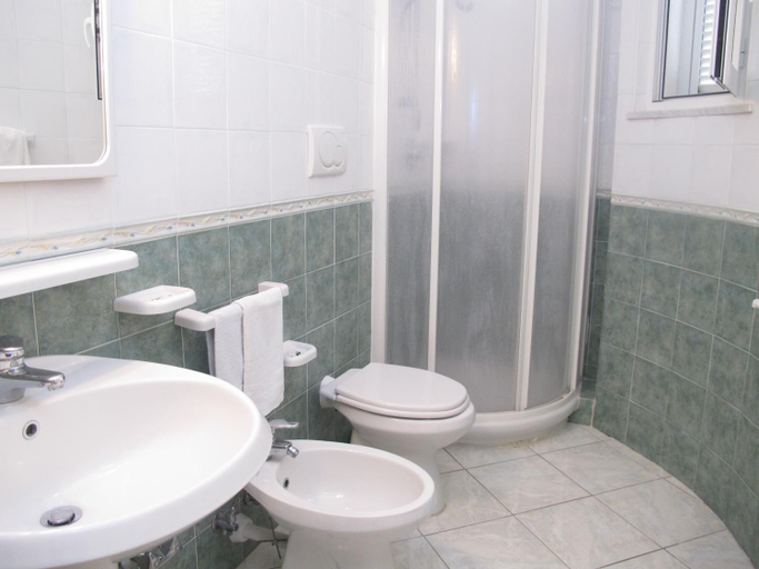Bathroom 4, Aparthotel Villa Marinu, Napoli