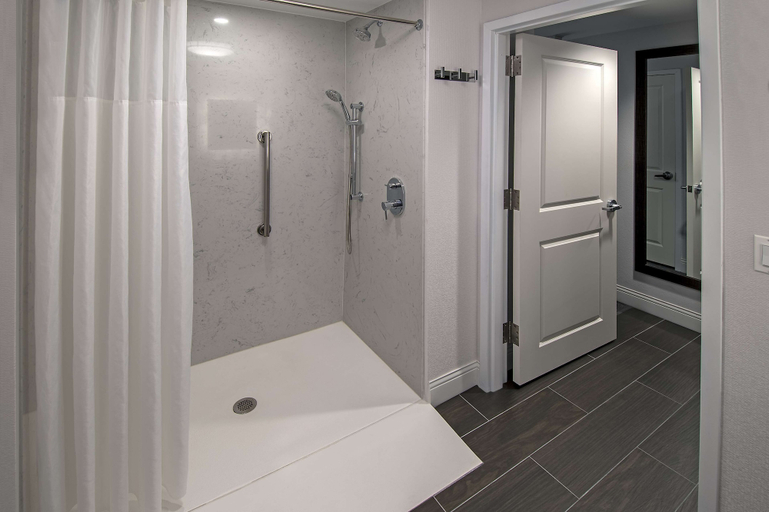Bathroom 5, Hampton Inn & Suites Fairfield, Essex