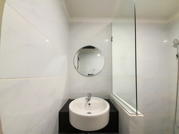 Bathroom 5, Best Homey and Restful Studio at Altuz Seturan Yogyakarta Apartment By Travelio, Sleman