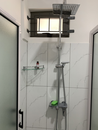 Bathroom 3, Les Olives, Black River