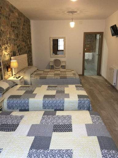 Bedroom 2, Pension San Pelayo 10, Asturias