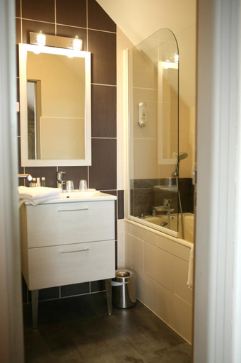 Bathroom 2, Cit'Hotel La Villa Julia, Manche