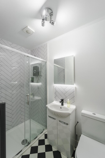 Bathroom, Deluxe Studio Apartments, Derby
